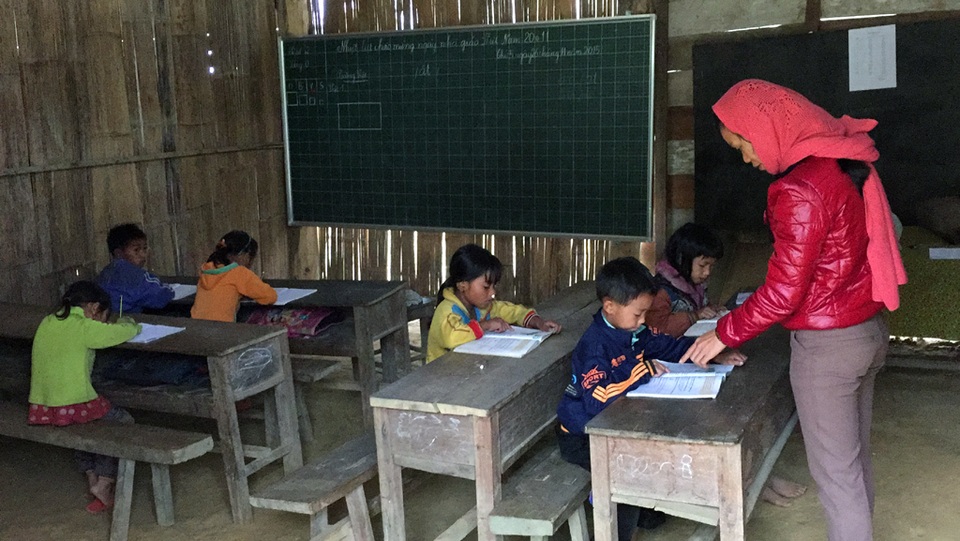 Cô Minh đang hướng dẫn các em học bài.