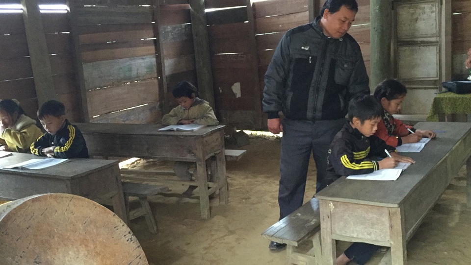 Người thầy May hướng dẫn các em học bài.