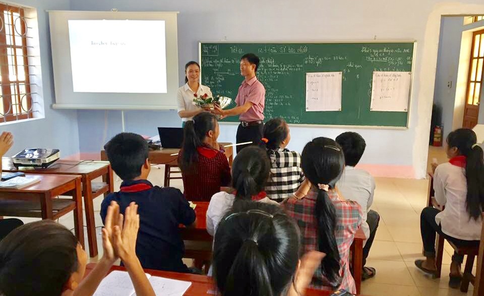 Khắc ghi lời dạy của Chủ tịch Hồ Chí Minh “Dù khó khăn đến đâu cũng phải tiếp tục thi đua dạy tốt, học tốt” 100% giáo viên, học sinh các lớp đều đăng ký thi đua dạy tốt, học tốt. Kết quả đạt 12 tiết dạy tốt và hơn 100 giờ học tốt trong đợt thi đua lập thành tích chào mừng kỷ niệm 34 năm ngày Nhà giáo Việt Nam 2016.