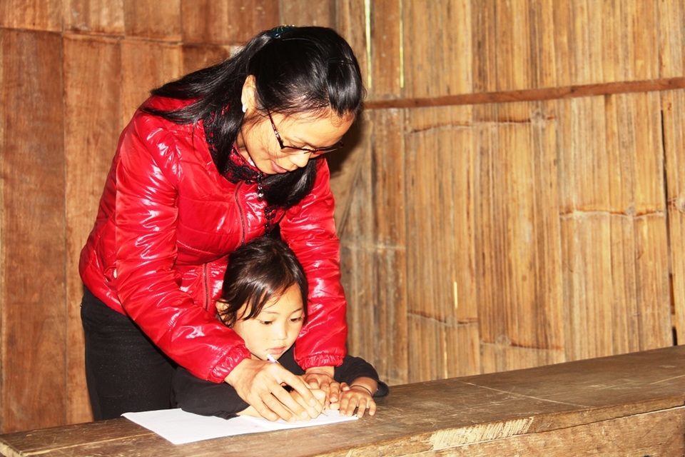 Bày cho các em từng con chữ.