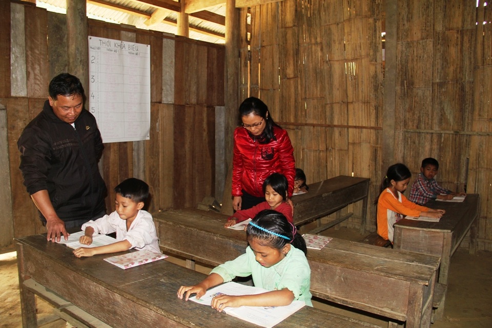 Hai vợ chồng thầy giáo Minh cùng cắm bản gieo chữ cho các em ở Thằm Thẩm.