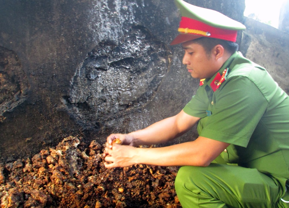 Sản phẩm tốp mỡ sau khi đã chắt lọc lấy mỡ nước. Sau đó tốp mỡ này được dùng vào cho việc đun nấu.