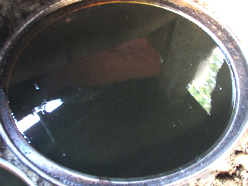 Mỡ được nấu để vào cái thau lớn chờ đông lại rồi bỏ vào bao tải.