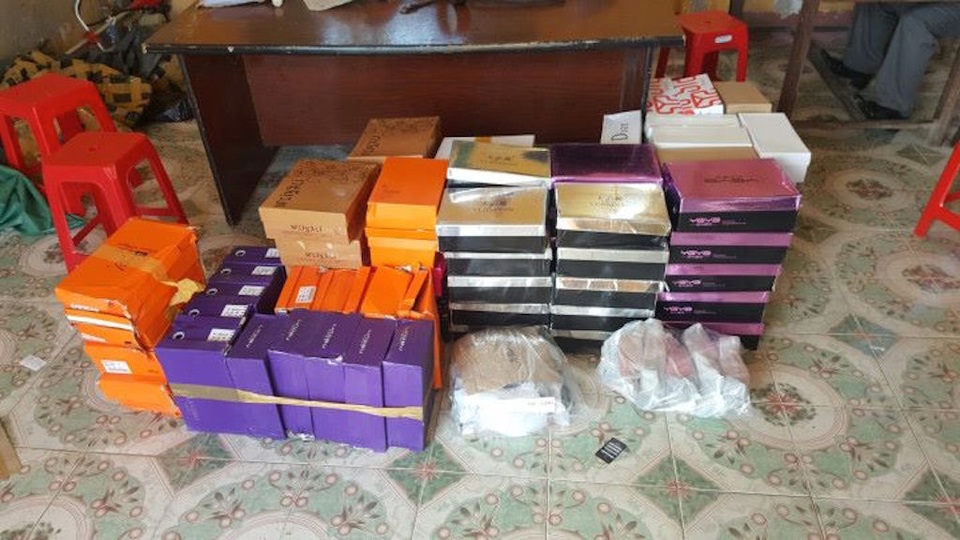 Bắt ô tô khách vận chuyển 360 quả pháo điện - 1 Số pháo điện được bắt giữ.