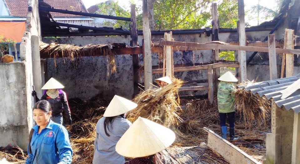 Ba gian chuồng trâu cháy rụi, chủ nhà nhập viện vì quá sốc - 5
Cả 3 gian chuồng trâu đã bị ngọn lửa thiêu rụi.
