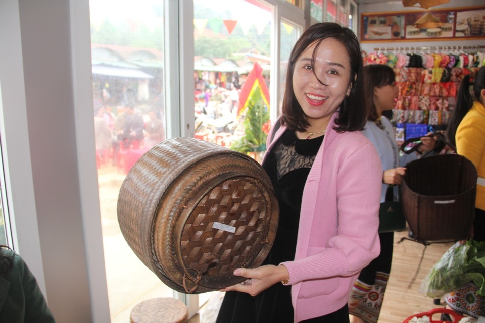 Sản vật của đồng bào vùng biên "lên kệ" - 2 Một chiếc đựng xôi.