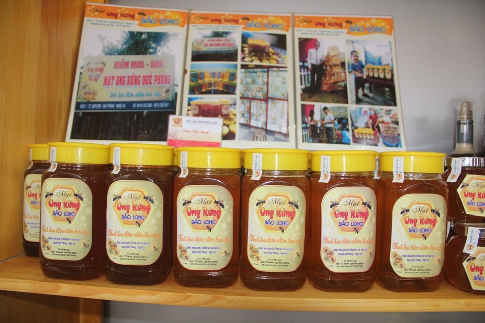 Sản vật của đồng bào vùng biên "lên kệ" - 5 Mật ong rừng mang thương hiệu Quế Phong.