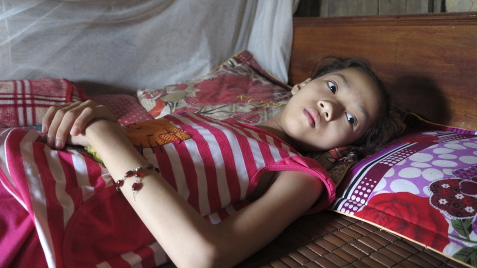 Mới 11 tuổi nhưng Ngọc Trâm đã phải trải qua 7 lần phẫu thuật nhưng bệnh tình của em vẫn không có tiến triển gì, sức khỏe của em hiện tại rất yếu.