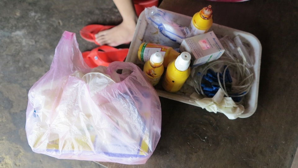 Mỗi chiếc ống thông nước tiểu có giá chưa đến 10.000 đồng, bác sĩ chỉ định 1 chiếc chỉ được dùng 1 lần, nhưng vì gia đình quá khó khăn nên chị thường dùng đến 5 lần.