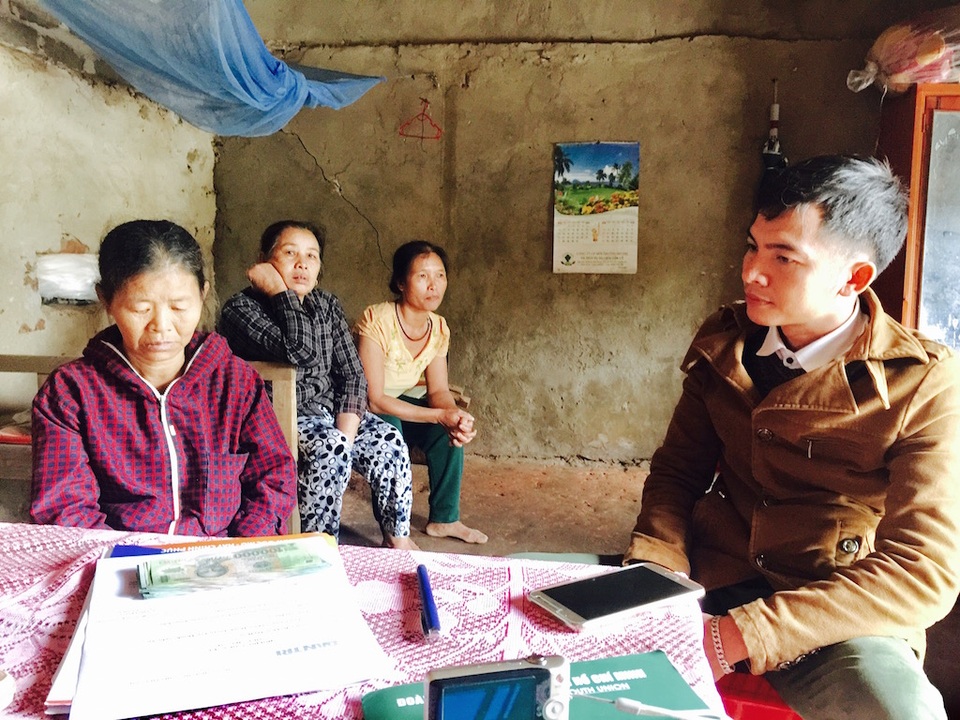 Người dân hàng xóm luôn là những người bạn thân cận, giúp đỡ bà mỗi khi ốm đau.