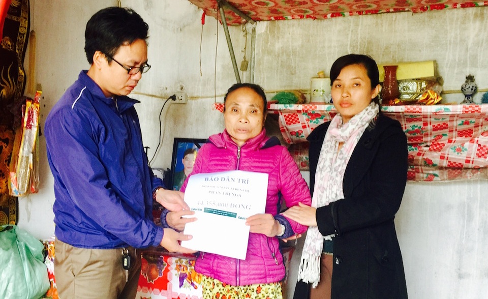 Ngày 1/12, PV Dân trí cùng cán bộ xã Nghi Vạn đã trao 44.355.000 đồng cho bà Nga.