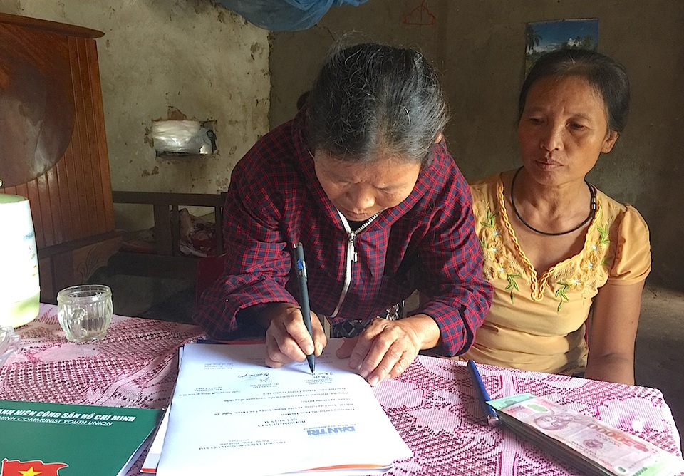 Bà Hoài ký nhận số tiền được PV giao.