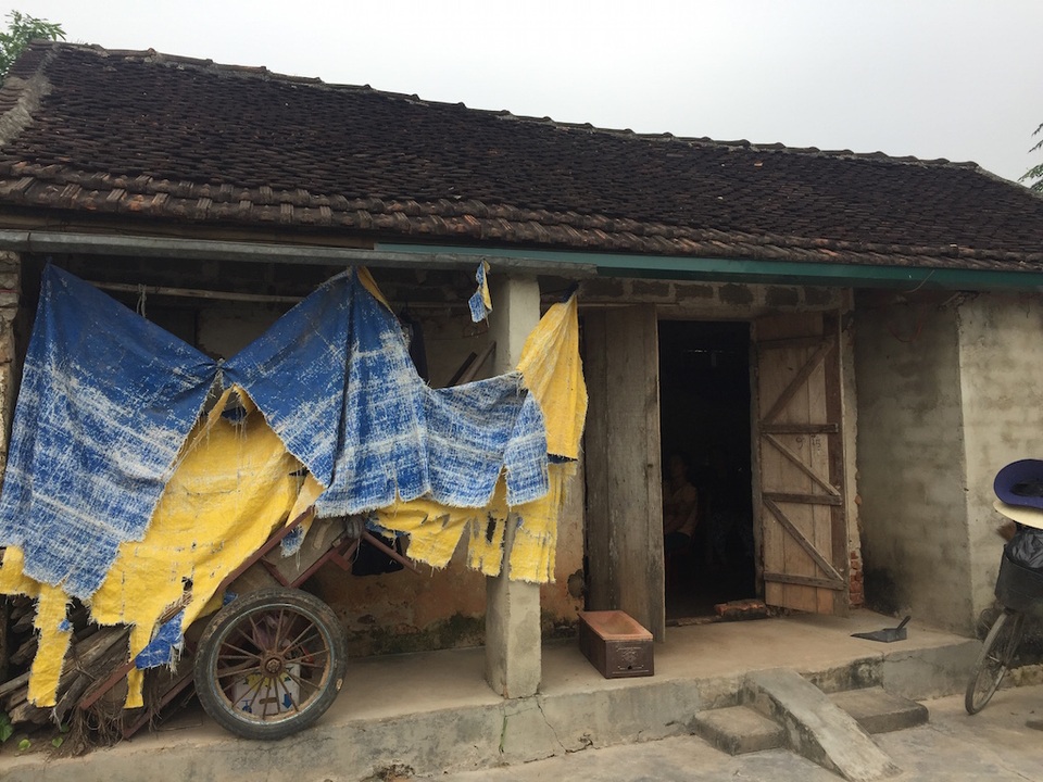 Căn nhà rách nát của bà Hoài đã xuống cấp trầm trọng, trong nhà chẳng có một thứ gì đáng giá.