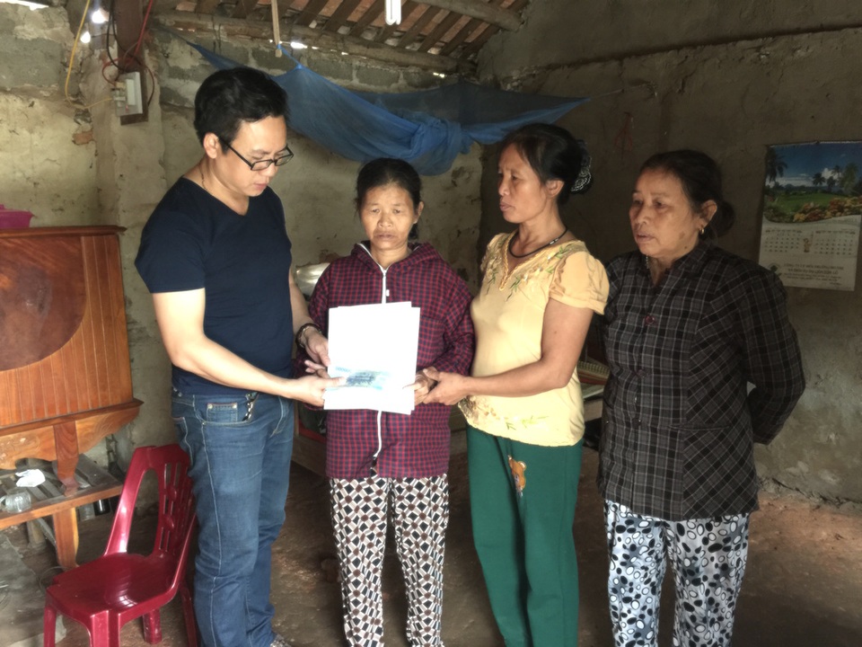 PV Dân trí trao 24.845.000 đồng của bạn đọc trong tuần 1 tháng 11 gửi giúp gia đình mẹ con bà Phan Thị Hoài điều trị bệnh và lo toan cuộc sống.