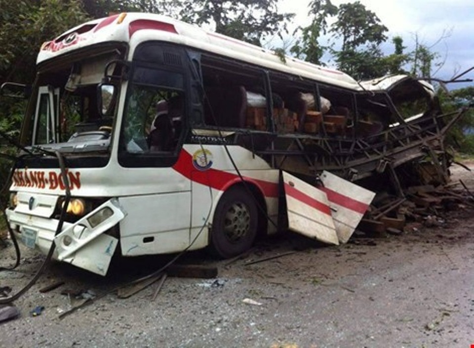 Hiện trường vụ nổ xe khách kinh hoàng khiến 8 người tử vong, 3 nạn nhân trọng thương.