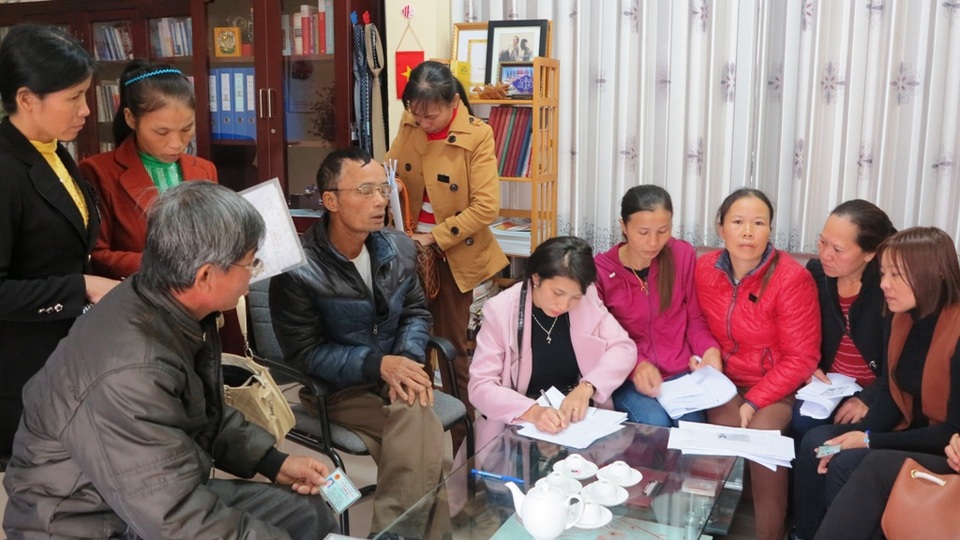 Người thân các nạn nhân làm đơn khởi kiện nhà xe yêu cầu giải quyết vụ việc.