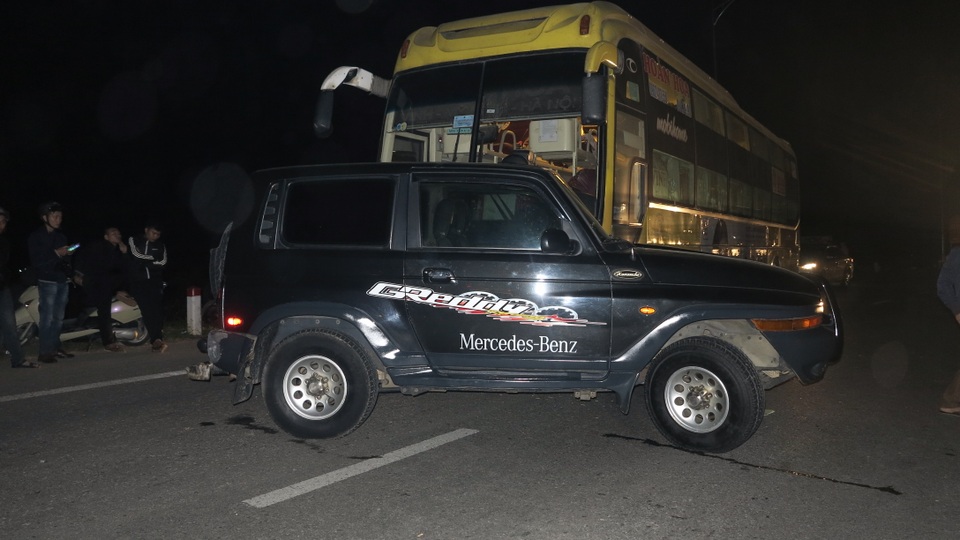 Chạy cùng chiều, bất ngờ xe con bị xe khách đâm từ phía sau đẩy một đoạn dài khoảng 30m rồi mới chịu dừng lại.