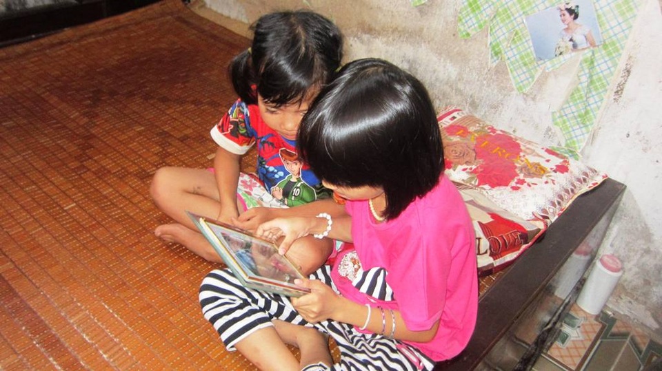 Mỗi lúc nhớ bố mẹ, các em lại lôi bức ảnh trong tủ ra ngắm nghía