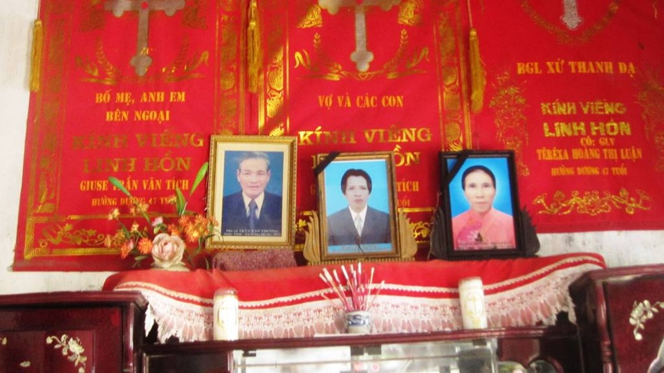 Di ảnh của bố mẹ trong căn nhà hiu quạnh của 8 đứa con bất hạnh