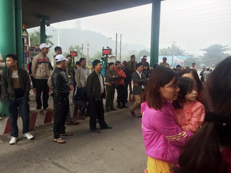 Hàng trăm người dân tiếp tục dùng xe ô tô chắn ngang cầu Bến Thuỷ - 4 Người dân bế cả con nhỏ đến trạm thu phí phản đối.
