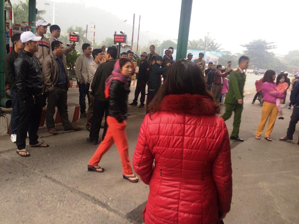 Hàng trăm người dân tiếp tục dùng xe ô tô chắn ngang cầu Bến Thuỷ - 3 Hàng trăm người dân tiếp tục dùng xe ô tô chắn ngang cầu Bến Thuỷ - 3