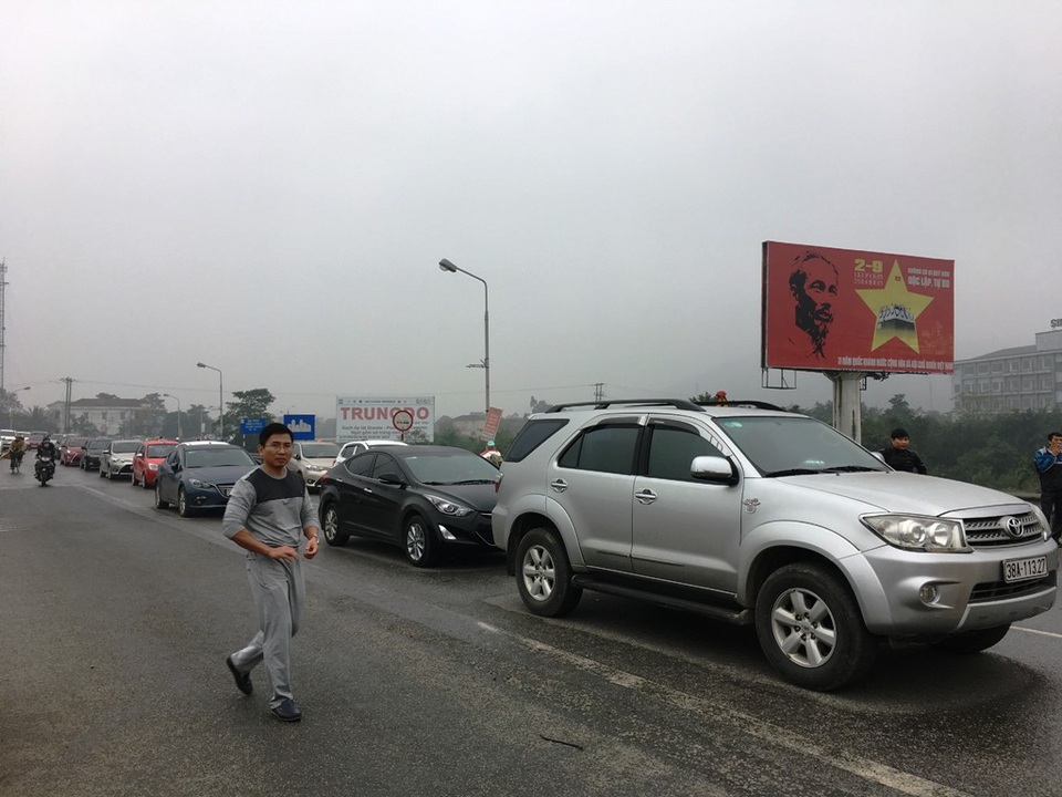 Hàng trăm người dân tiếp tục dùng xe ô tô chắn ngang cầu Bến Thuỷ - 1