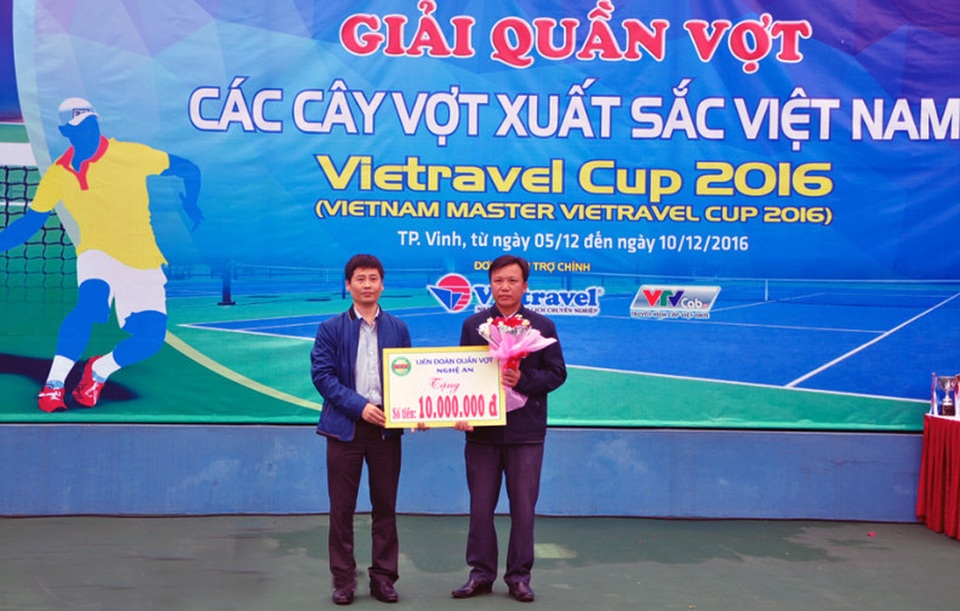 Ông Trần Minh Ngọc (bên trái) - Phó Giám đốc Đài PTTH Nghệ An, Phó Chủ tịch kiêm Tổng thư ký Liên đoàn quần vợt Nghệ An trao ủng hộ cho đại diện Trung tâm bảo trợ xã hội tỉnh Nghệ An.