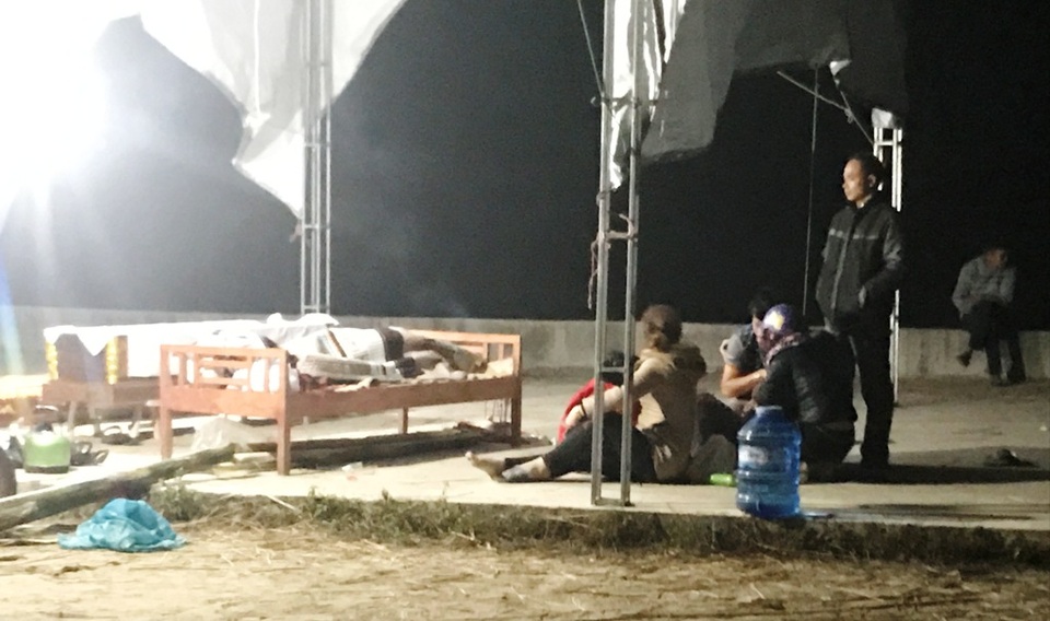 Thi thể một nam sinh được người nhà để tại hiện trường trong đêm 9/12.