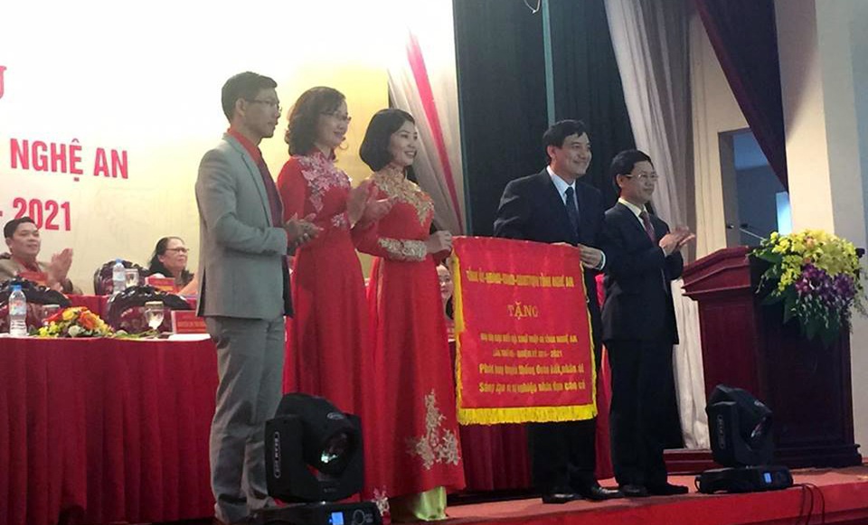 Bí thư tỉnh Ủy Nghệ An trao tặng bức trướng mang dòng chữ “Phát huy truyền thống đoàn kết, nhân ái, sáng tạo vì sự nghiệp nhân đạo cao cả cho tỉnh Hội Nghệ An”.