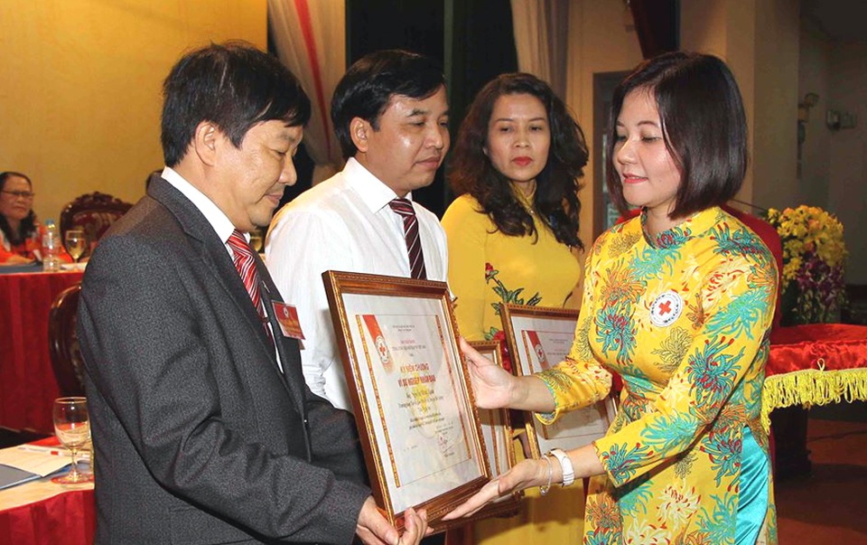 Bà Trần Thị Hồng An - Phó chủ tịch Hội chữ thập đỏ Việt Nam, đại diện Hội chữ thập đỏ Na-uy tại Việt Nam trao Bằng khen cho các cá nhân có thành tích trong hoạt động nhân đạo.