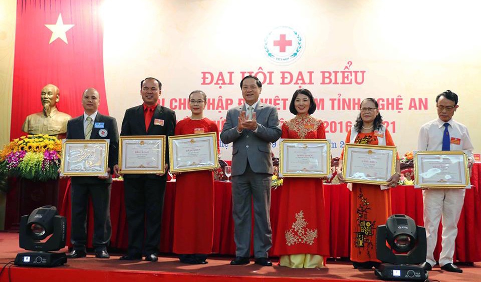 Lãnh đạo tỉnh Nghệ An trao Bằng khen cho những cá nhân, đơn vị xuất sắc.