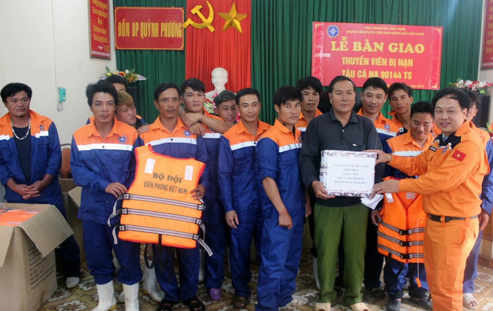 Lãnh đạo thị xã Hoàng Mai, Hải đội 2, ĐBP Quỳnh Phương và phường Quỳnh Phương trao quà hỗ trợ ngư dân sau khi được cứu về đất liền.