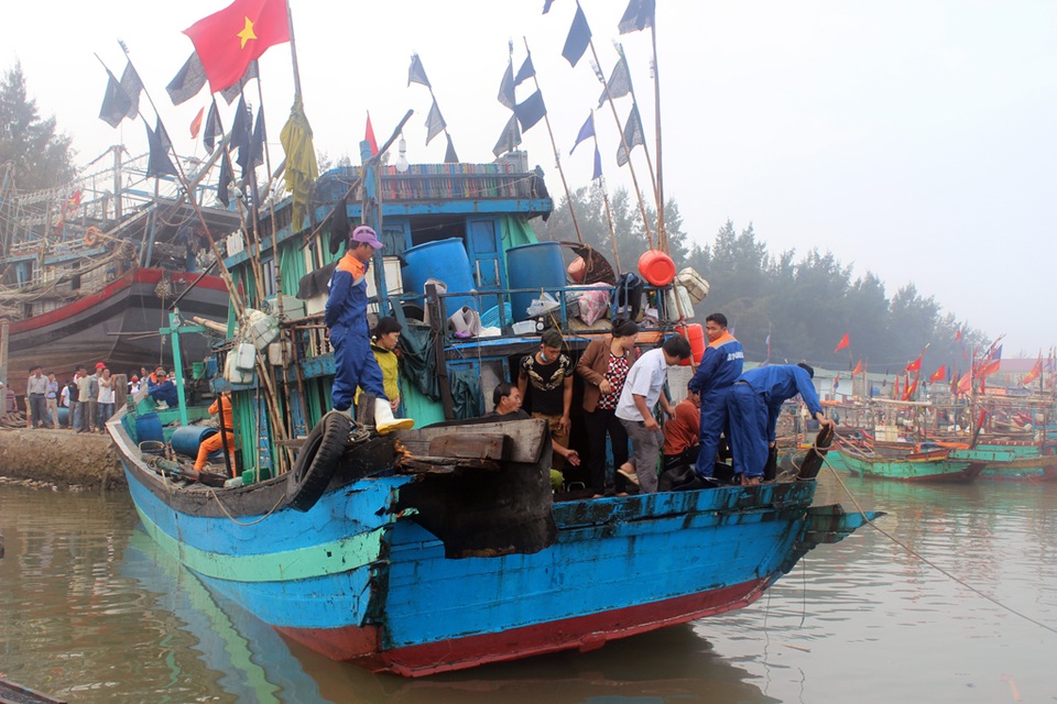 Chiếc tàu cập bến trong niềm vui khôn xiết của người thân.