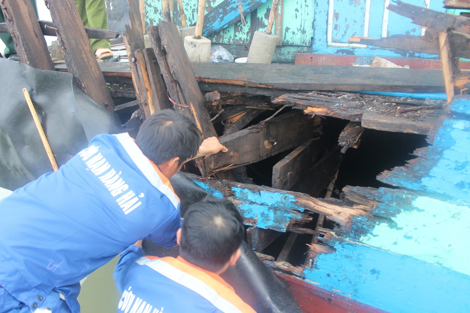 
Phần thân tàu bị hư hỏng nặng và được lai dắt về đất liền để sửa chữa.
