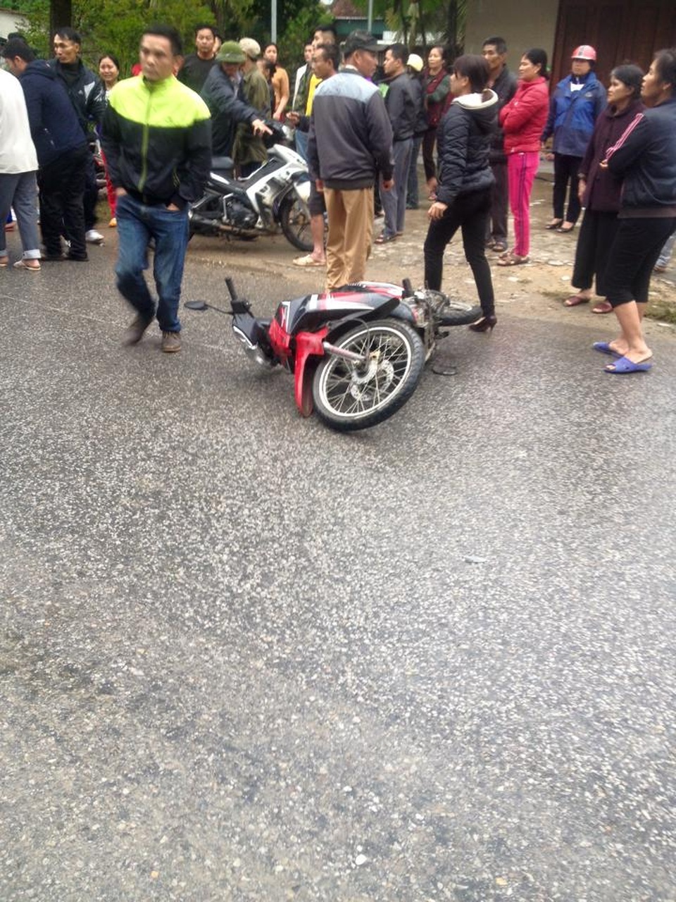 Bí thư xã bị xe buýt đâm tử vong - 2
Nhiều người dân bức xúc kéo đến đòi xử xe buýt Đông Bắc vì cho rằng tài xế của hãng xe này chạy quá ẩu.