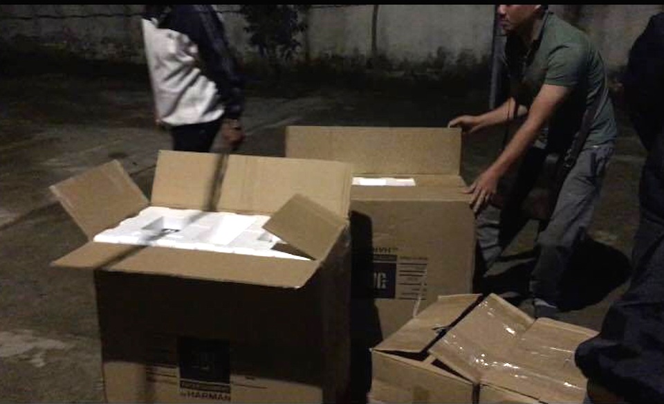 Bắt xe khách vận chuyển hàng thực phẩm chức năng dạng nén không rõ nguồn gốc - 1 8 thùng cát tông được thu giữ từ xe khách.