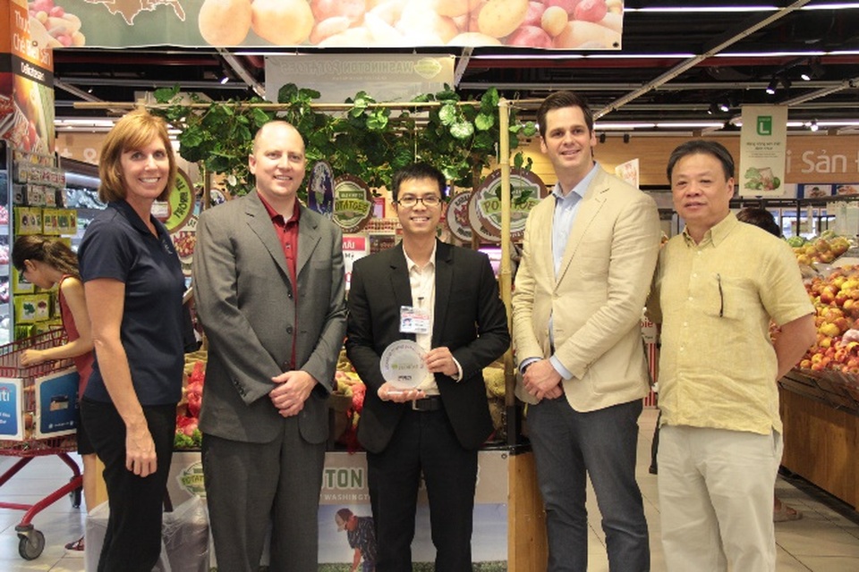 LOTTE Mart giành 2 giải cao nhất của cuộc thi Trưng bày Khoai Tây Washington - 2 Đại diện LOTTE Mart Quận 7 và LOTTE Mart Gò Vấp nhận giải từ Ban tổ chức