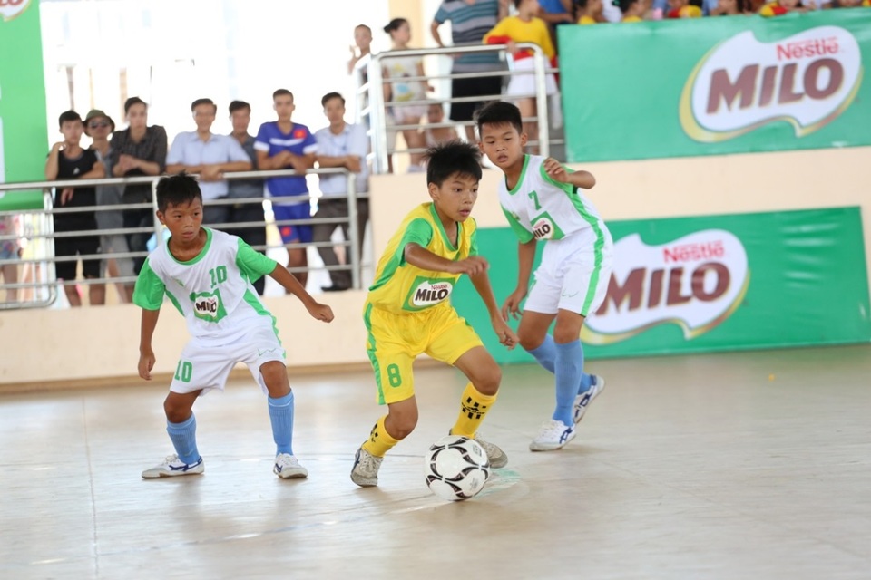 Những điều mẹ Việt nào cũng phải biết nếu không muốn con bị thấp còi - 2 Pha tranh chấp đầy kịch tính của các bé trong trận mở màn trận chung kết giải bóng đá Hội khỏe Phù Đổng – CÚP MILO