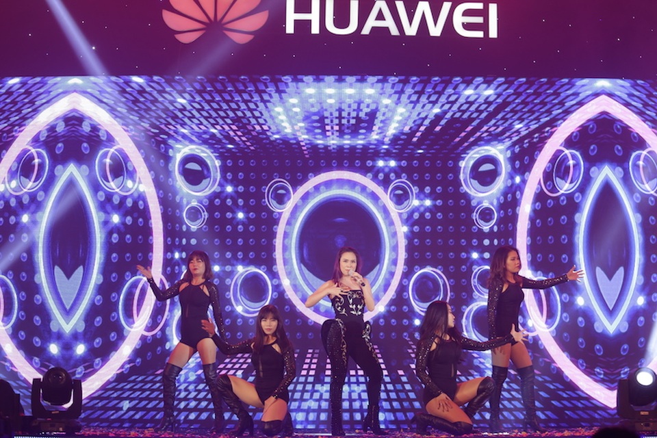 Mỹ Tâm thể hiện ca khúc “Trắng Đen” tại sự kiện.