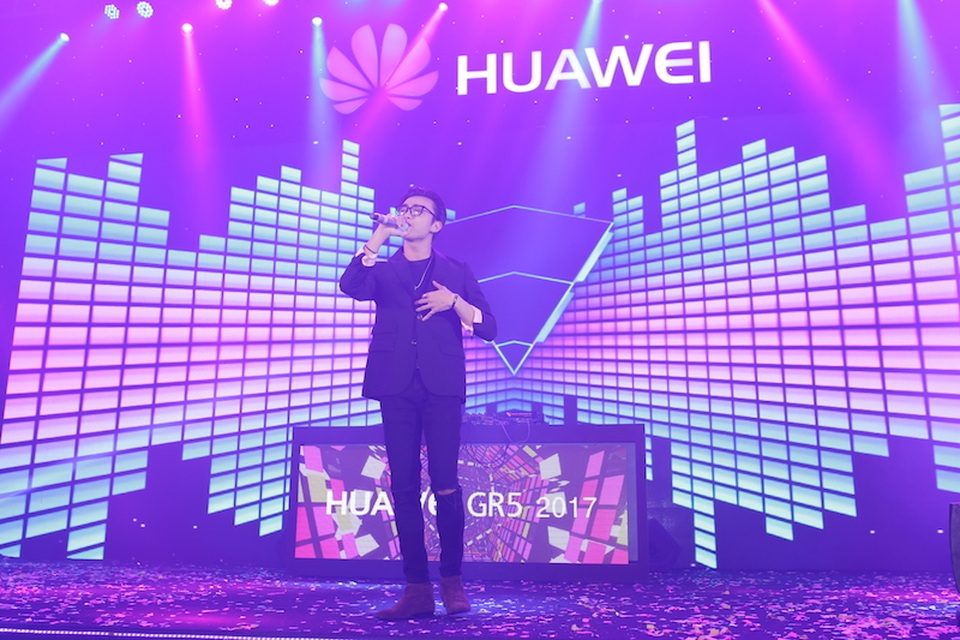 Soobin thể hiện ca khúc “Daydreams”.