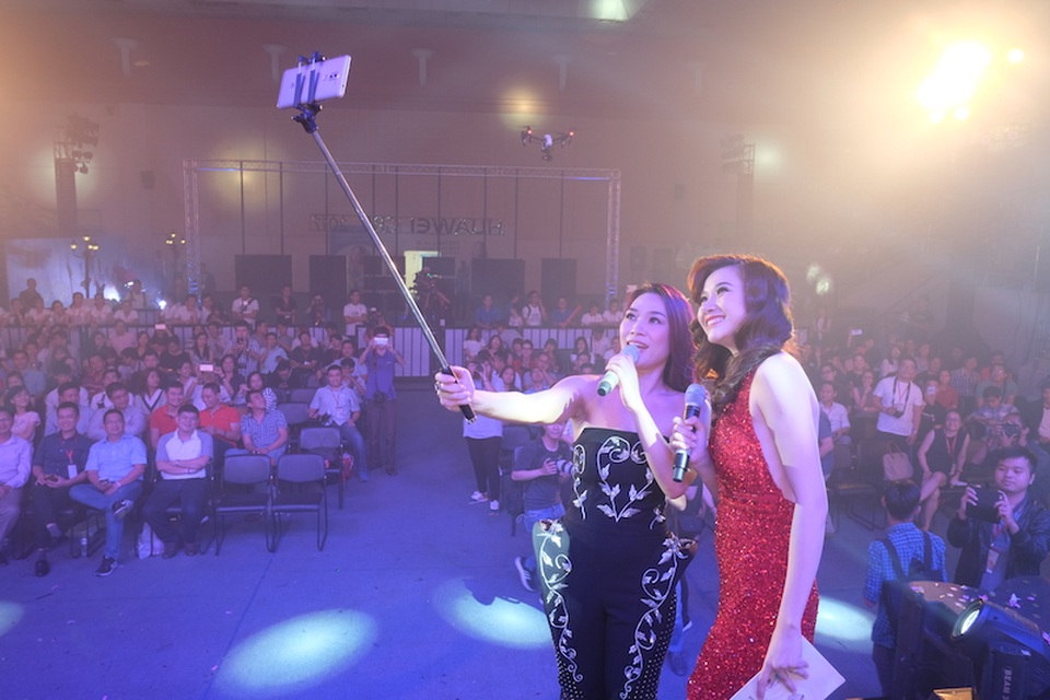 Giọng ca Ước Gì chụp ảnh tự sướng cùng các khán giả, khách mời tham gia sự kiện.