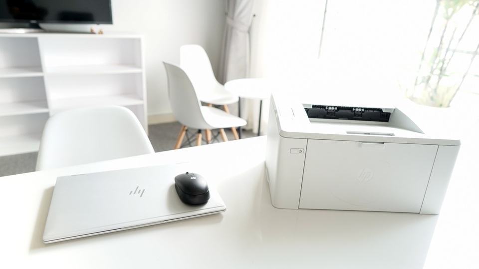 Món quà chất lượng của HP dành cho văn phòng - 2 HP LaserJet Pro M102w nhỏ gọn, đơn giản dễ dùng.