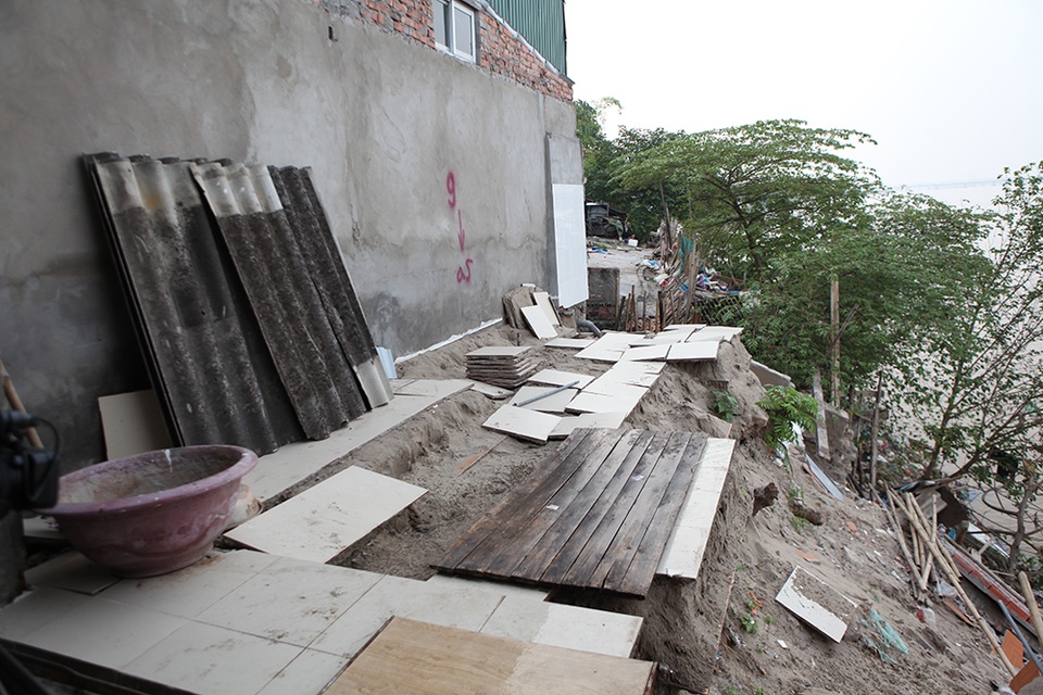 
Phần nền gạch còn lại của ngôi nhà sau vụ sạt lở.
