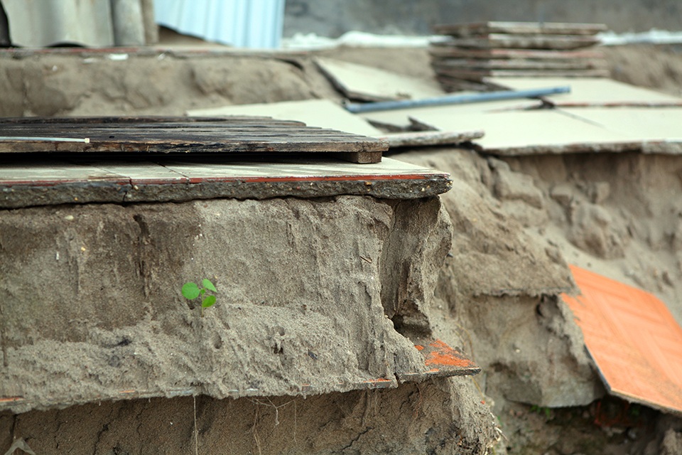 
Ở khu đất này, cốt nền yếu và sát mép nước sông nên khả năng sạt lở cao.
