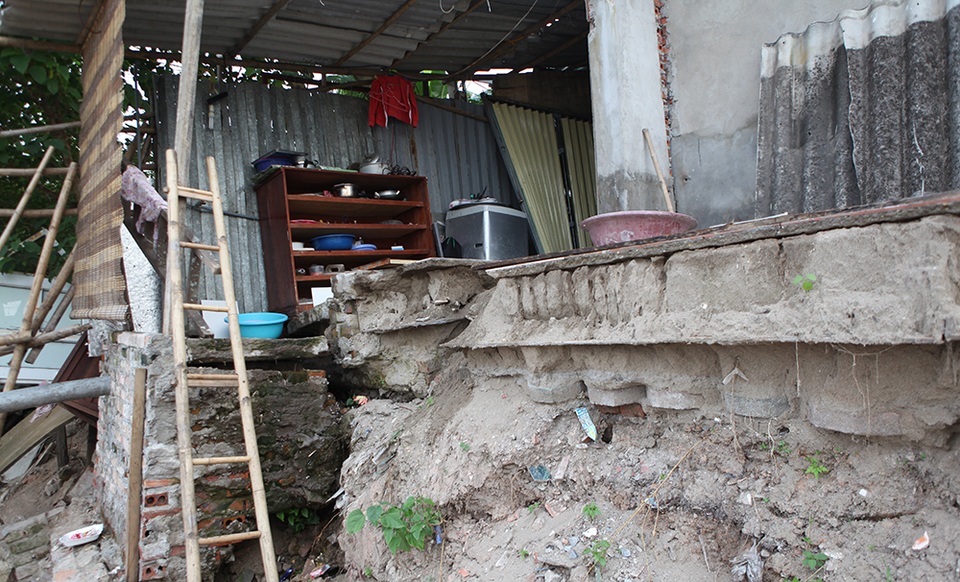 
Biết là nguy hiểm nhưng các hộ dân ở đây vẫn tiếp tục ở vì không biết đi đâu.
