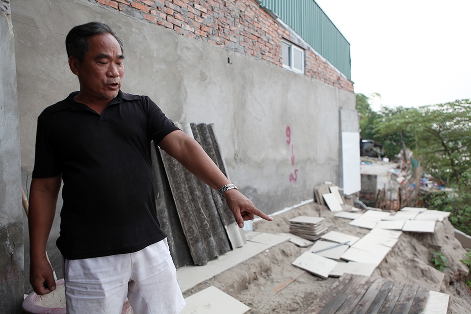 
Sau cơn bão số 3, nước sông Hồng dâng cao gây sạt lở một phần ngôi nhà của ông Bình ở ngõ 975 Bạch Đằng (Hai Bà Trưng, Hà Nội), khiến gia đình ông phải đi thuê nhà ở vì lo sợ.
