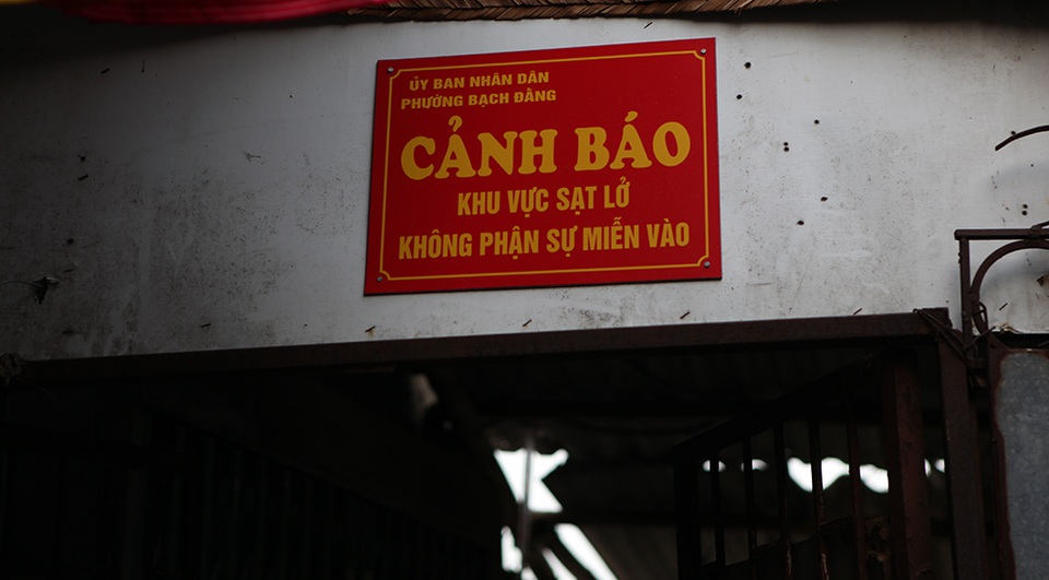 
Không riêng nhà ông Bình, hàng chục ngôi nhà xung quanh cũng có hiện tượng nứt lún, thậm chí bị nghiêng do nền đất bị ảnh hưởng. Phường Bạch Đằng cũng đã gắn biển cảnh báo nguy hiểm.
