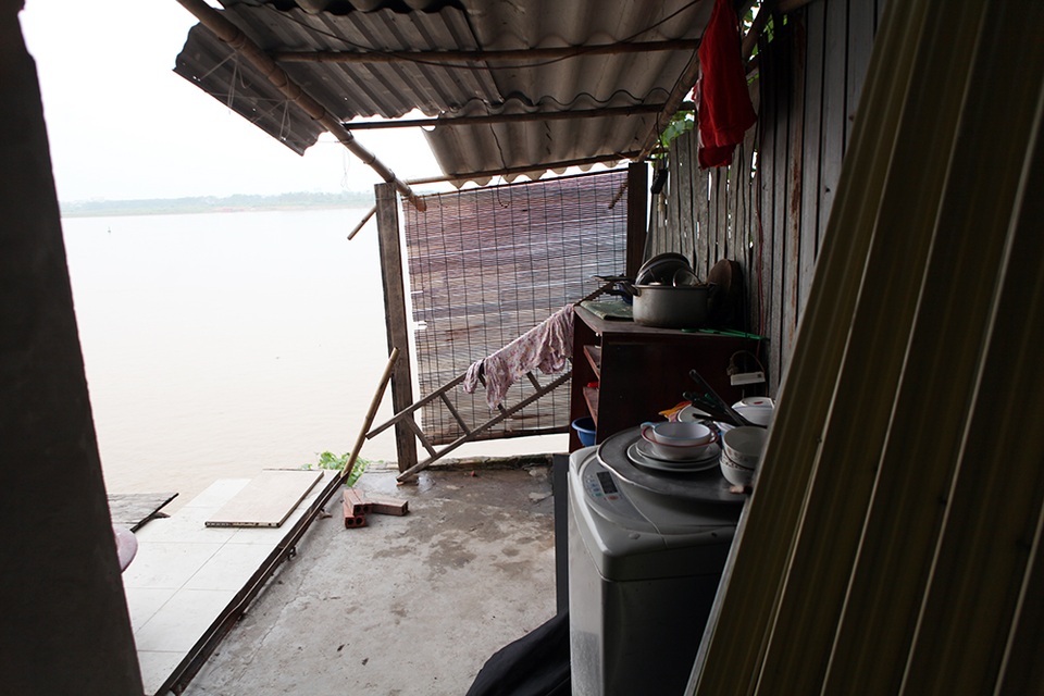 
Trước nguy cơ sạt lở ảnh hưởng tới sự an toàn của người dân, UBND quận Hai Bà Trưng đã có kiến nghị gửi UBND TP Hà Nội đề nghị sớm có biện pháp xử lý gia cố bờ kè đá, chống sạt lở để đảm bảo an sinh cho người dân.
