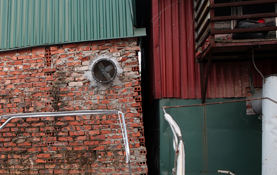 
Một ngôi nhà bị lún nghiêng hẳn sang một bên.
