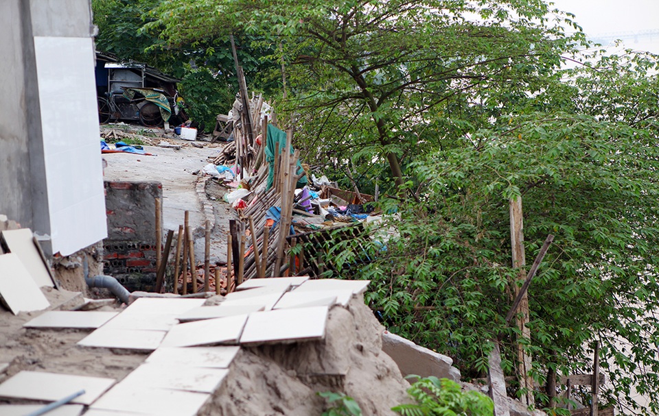 
Ngay sau sự cố sạt lở nghiêm trọng ở ngõ 975, UBND phường Bạch Đằng đã yêu cầu hàng chục hộ gia đình liền kề tại các địa chỉ số 879, 895, 1035, 1011, 1033 khẩn trương di chuyển cả người và tài sản để phòng tránh sạt lở.
